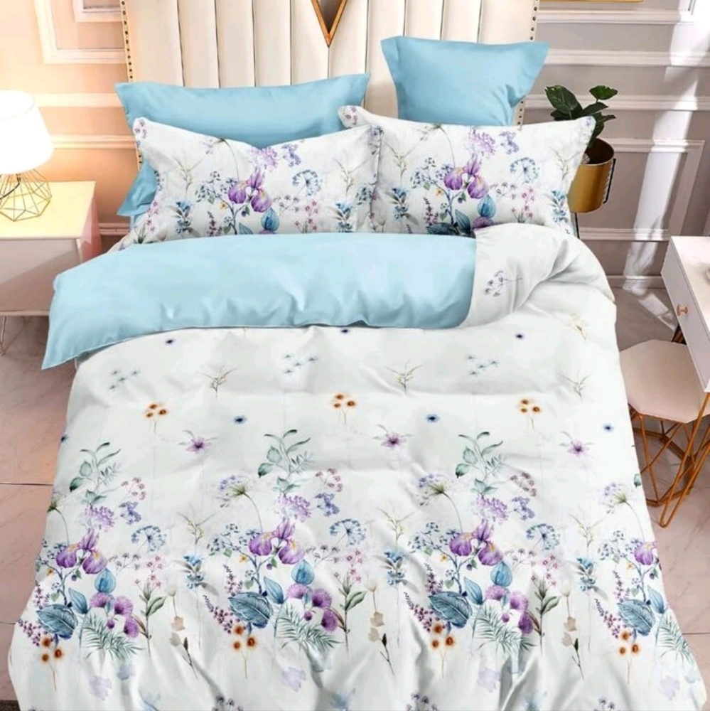 🌈QUEEN SIZE COMFORTER AND TWO PILLOW CASES FLORAL DESIGN. NWT.